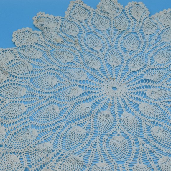 Vintage Hand Crochet Peacock Feather Pattern Round Table Doily 23" Granny Core - Picture 6 of 10